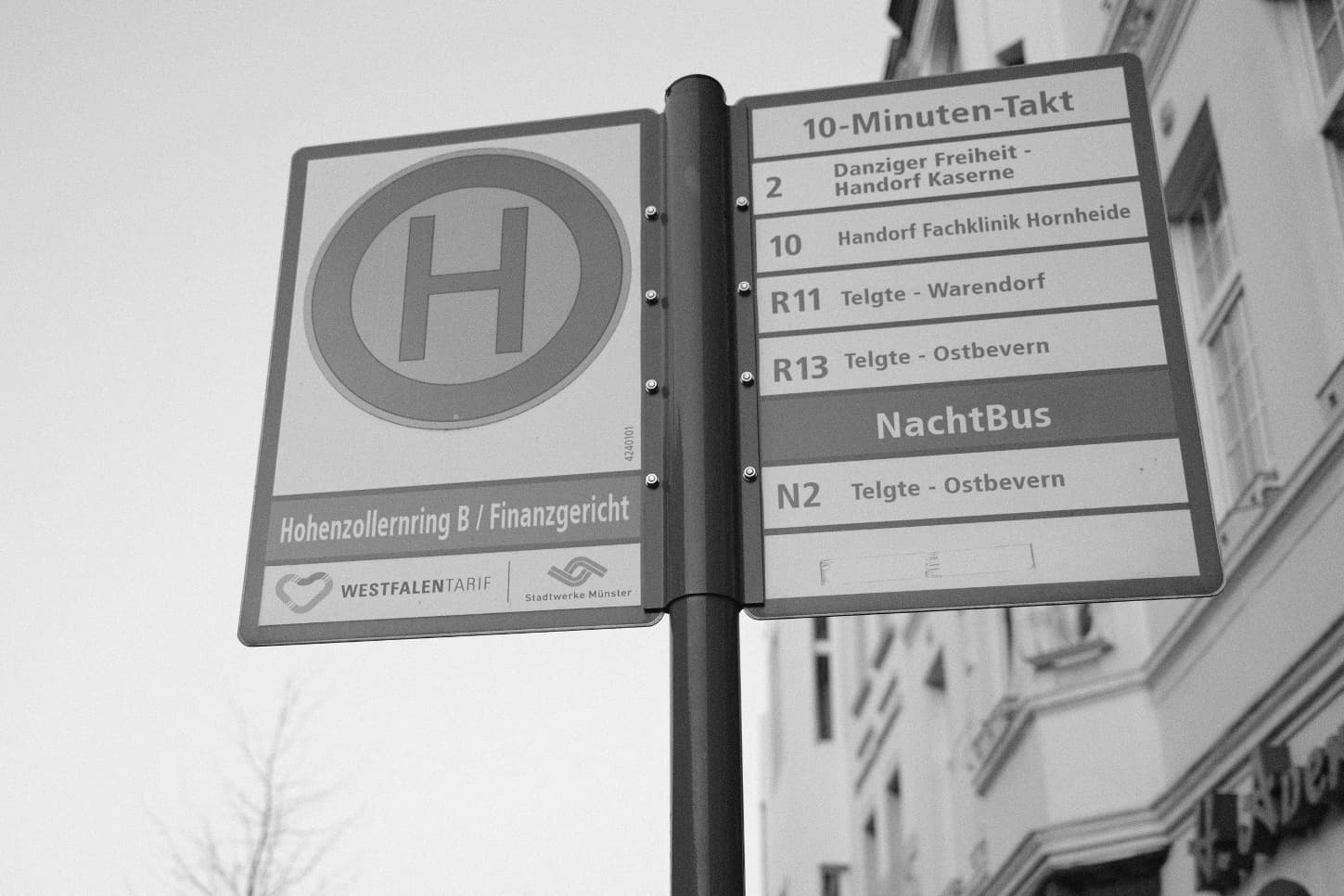 Stop sign reading “Hohenzollernring B / Finanzgericht” with a timetable at ten-minute intervals.